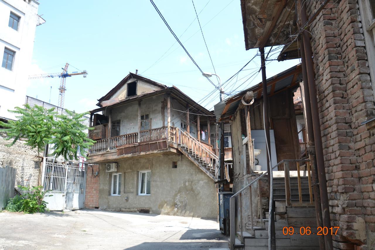 Guest House Gio Tbilisi Buitenkant foto